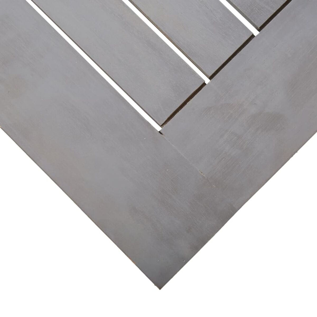 Nahaufnahme einer grauen Holzoberfläche. Das Holz hat eine raue Textur und diagonale Linien.