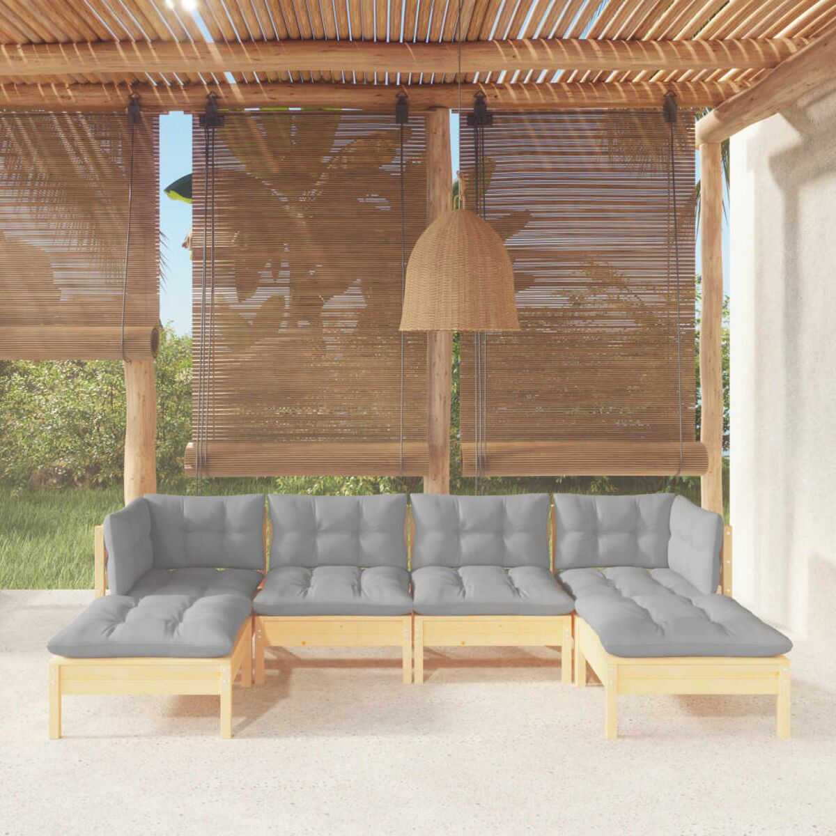 U-förmige Sitzgelegenheit im Freien mit grauen Kissen. Holzrahmen unter einem Holzdach und Jalousien.
