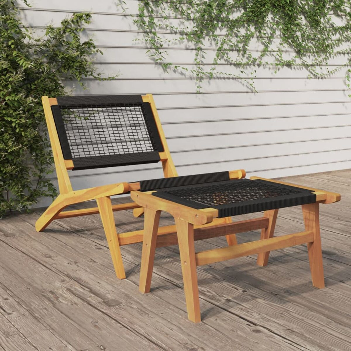 Ein Stuhl- und Fußhocker-Set aus Holz mit schwarzem Netz. Es steht auf einem Holzdeck.
