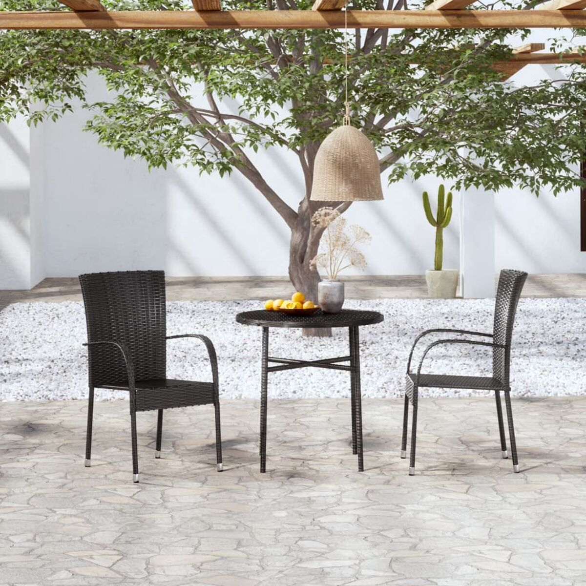 Terrassengarnitur mit Tisch und Stühlen. Orangen auf dem Tisch.
