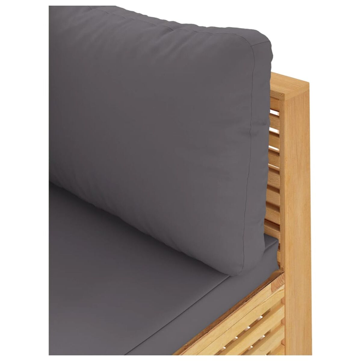 Nahaufnahme eines grauen Kissens auf einem hölzernen Stuhl im Freien. Der Stuhl hat ein Lamellendesign.