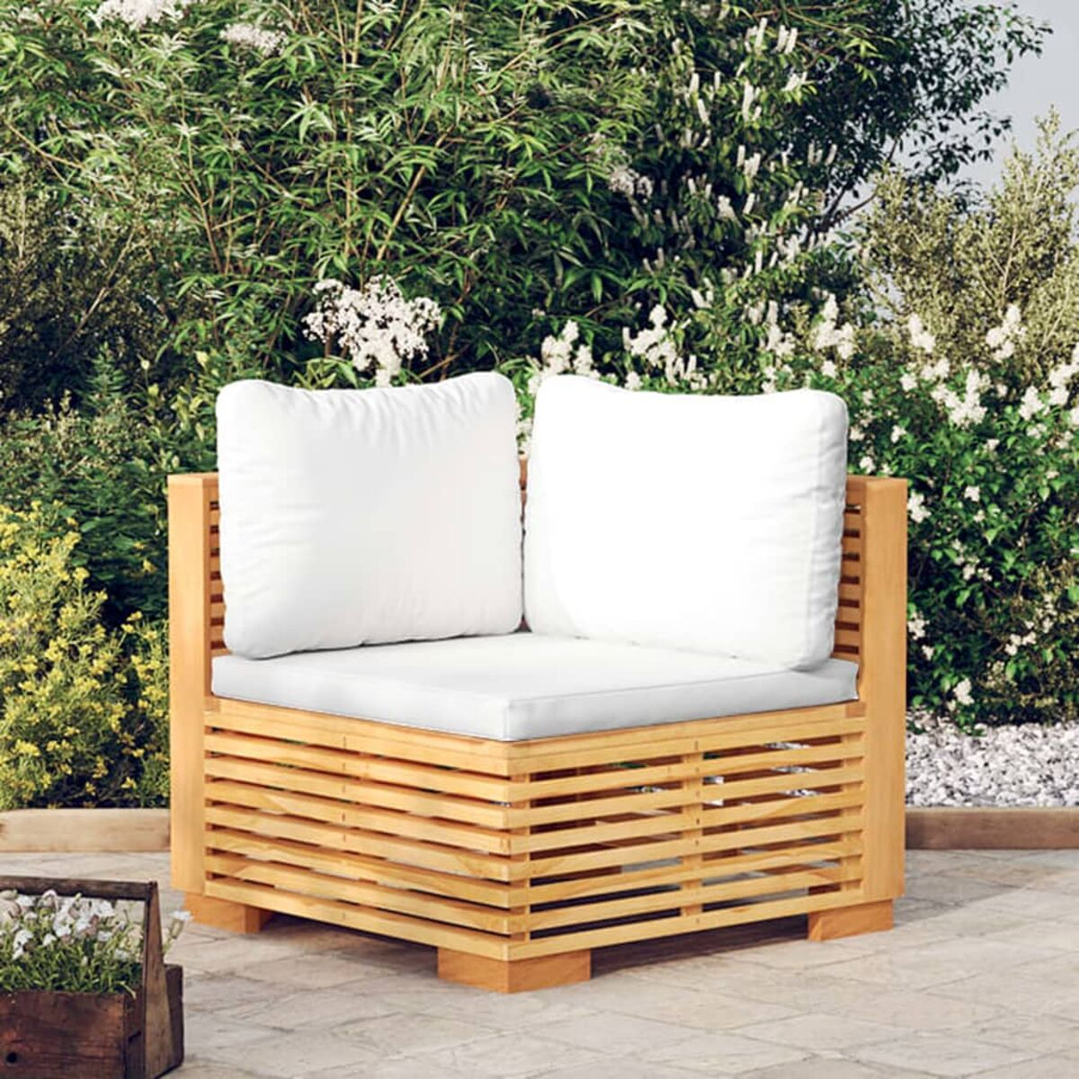 Einzelner Sitz im Freien aus Holz mit weißem Kissen. Hat ein Lattenrost-Design, auf einer Terrasse.