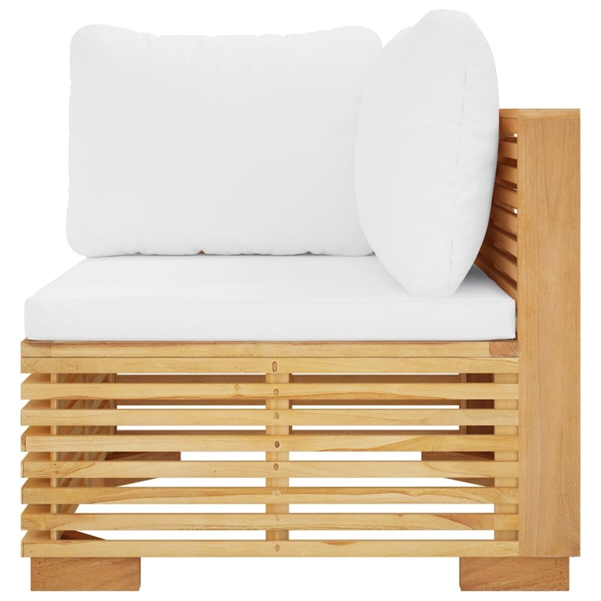 Holzstuhl mit weißem Kissen und Kissen. Lamellendesign. Weißer Hintergrund.