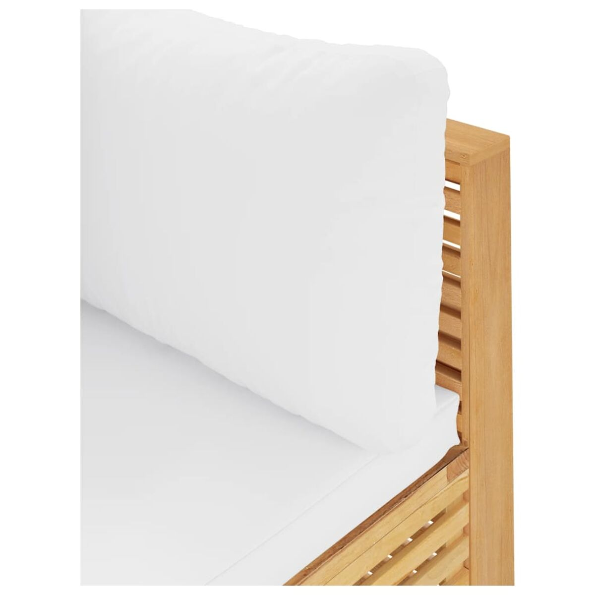 Nahaufnahme eines weißen Kissens auf einem Holzrahmen. Das Holz hat ein Latten-Design.