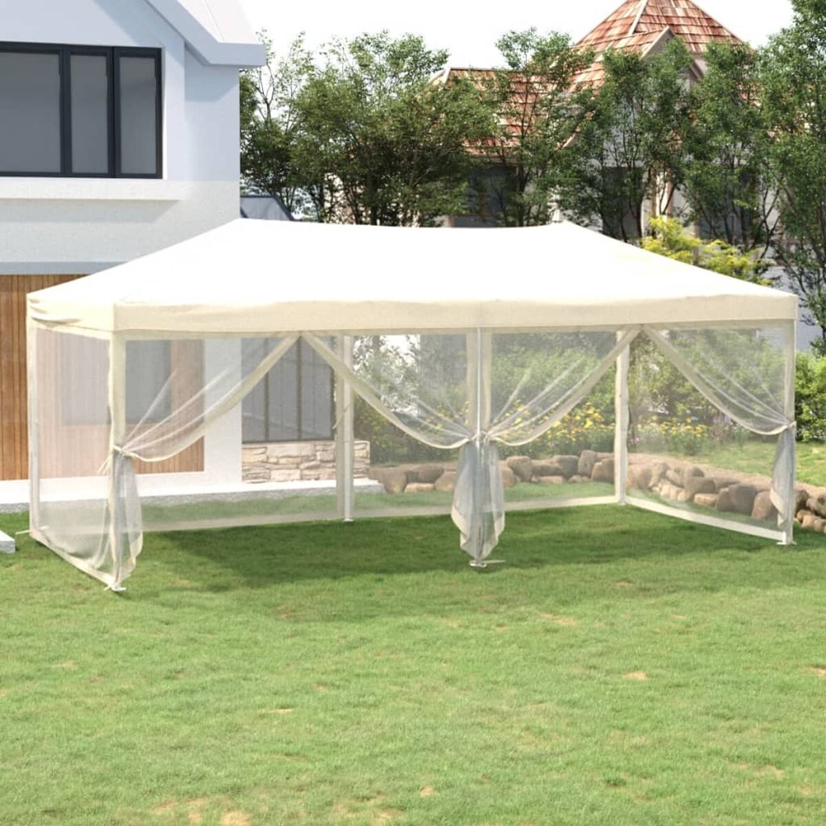 Weißer Outdoor-Pavillon mit Netzseiten auf einem grünen Rasen in der Nähe eines Hauses und Bäumen.