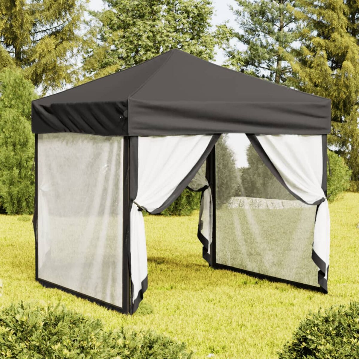 Schwarz-weißer Pavillon auf grünem Gras. Weiße Vorhänge, schwarzer Rahmen.