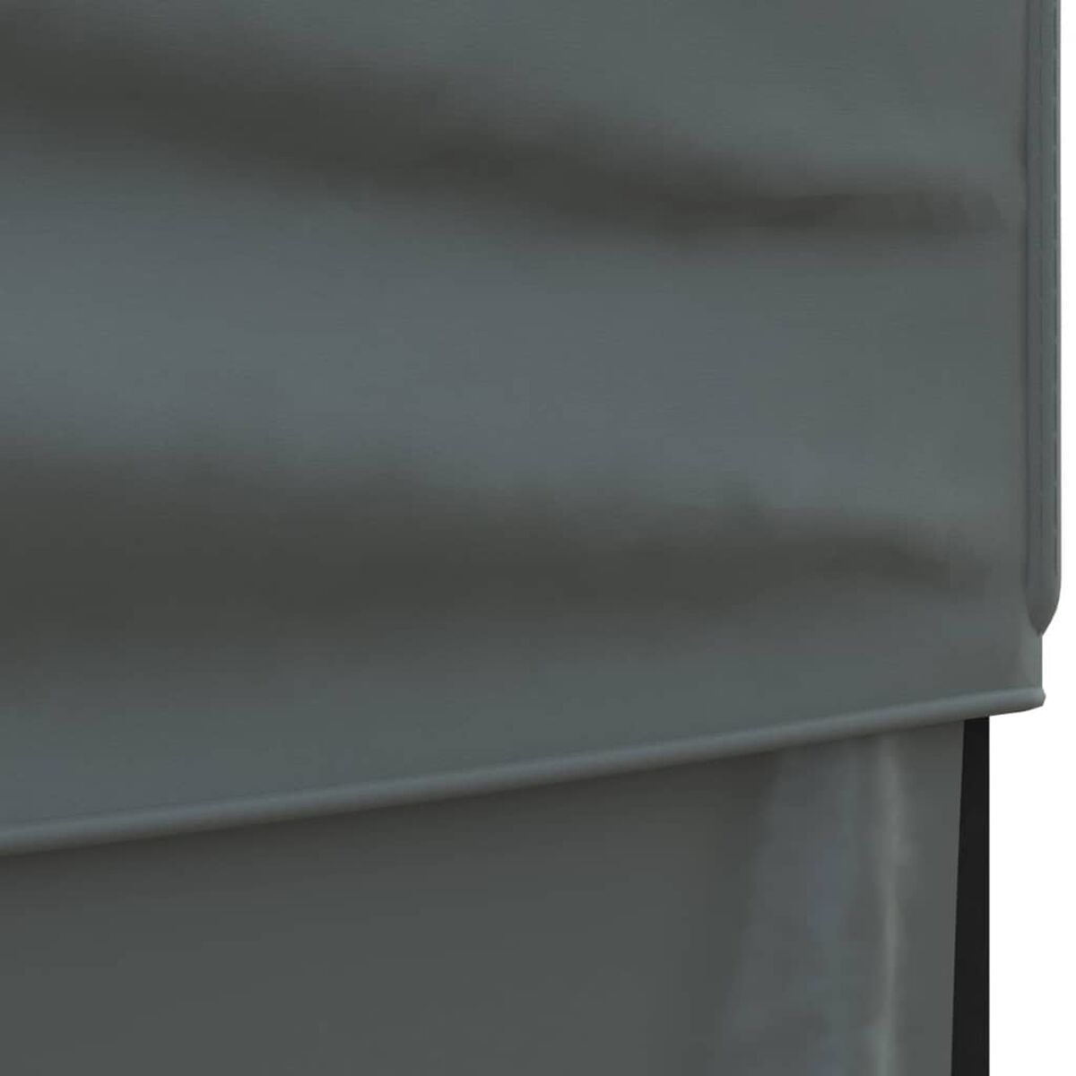 Nahaufnahme eines grauen Stoffes, möglicherweise ein Rollo oder ein Sonnenschutz, mit feiner Textur.