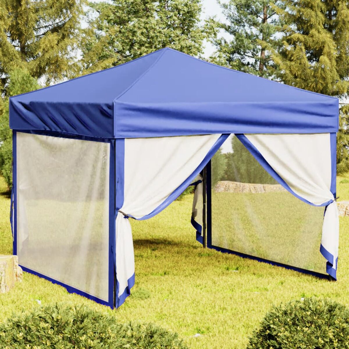Blau-weißer Pavillon auf Gras. Transparente Plastikvorhänge. Draußen an einem sonnigen Tag.