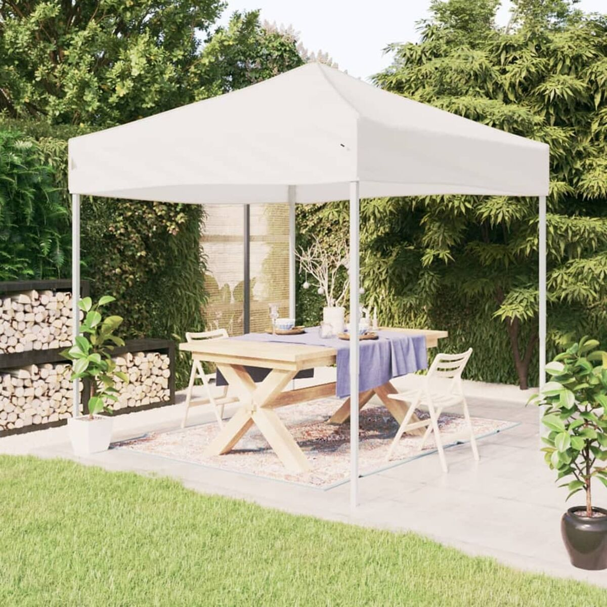 Tenda bianca con tavolo, sedie e piante. Ambiente esterno.