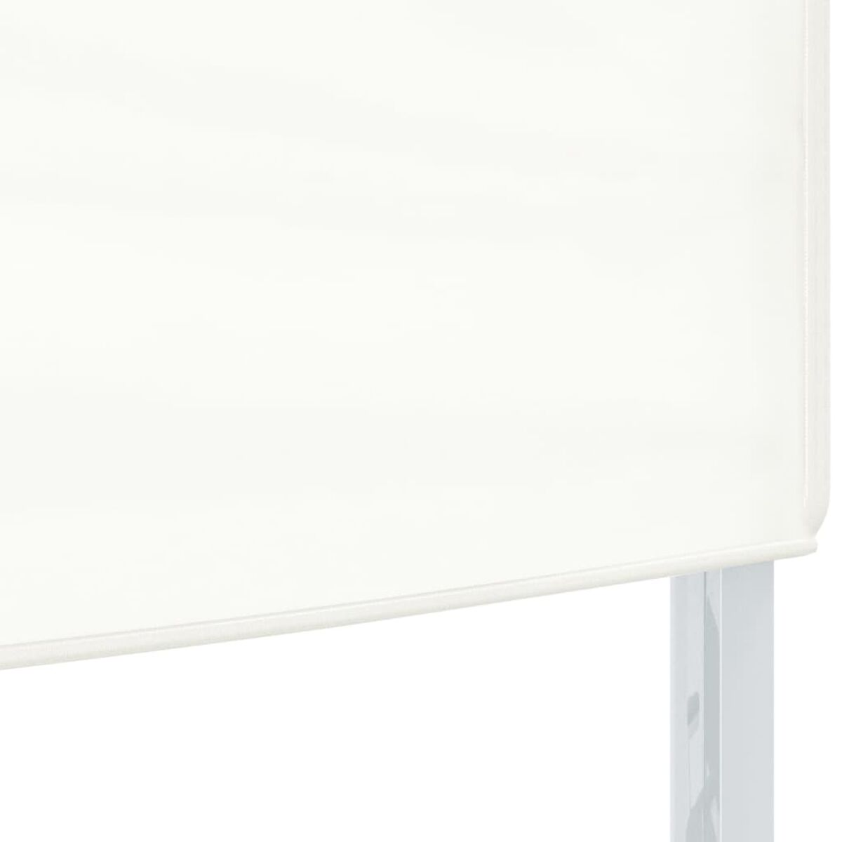 Weißer Tisch mit weißen Beinen und einer weißen Platte. Weißer Hintergrund.