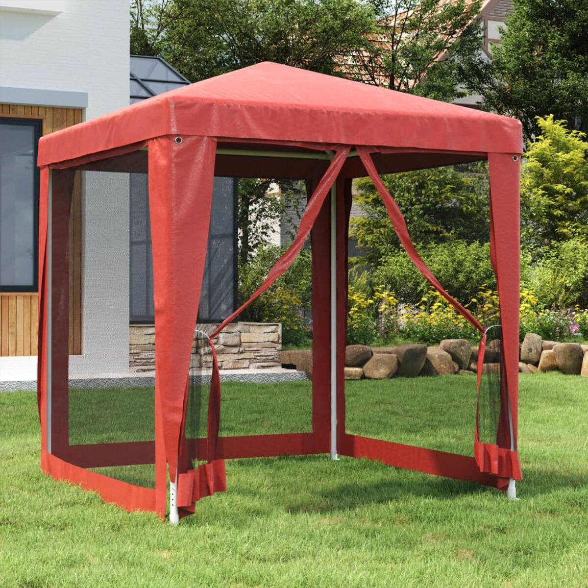 Roter Pavillon auf grünem Gras, mit einem Haus im Hintergrund.