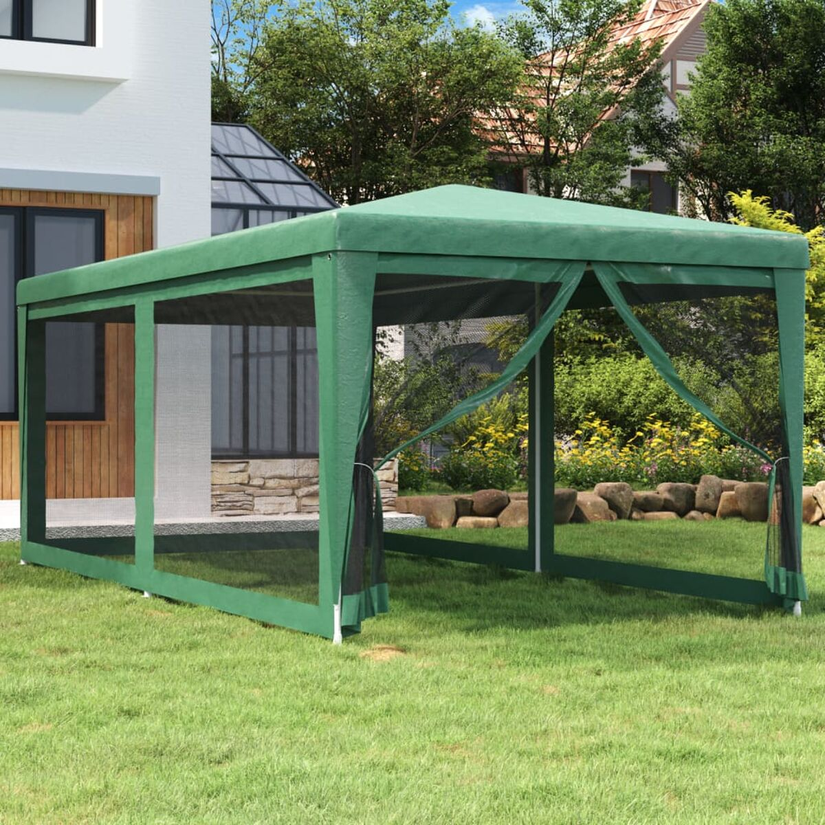 Grüner Outdoor-Pavillon mit Netzseiten und einem grünen Dach auf Gras. Häuser im Hintergrund.