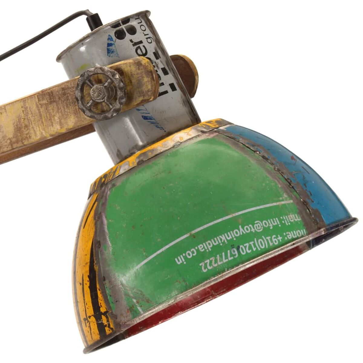 Eine bunte, wiederverwendete Metalllampe mit kleinem Holzarm und sichtbarem Stromkabel.