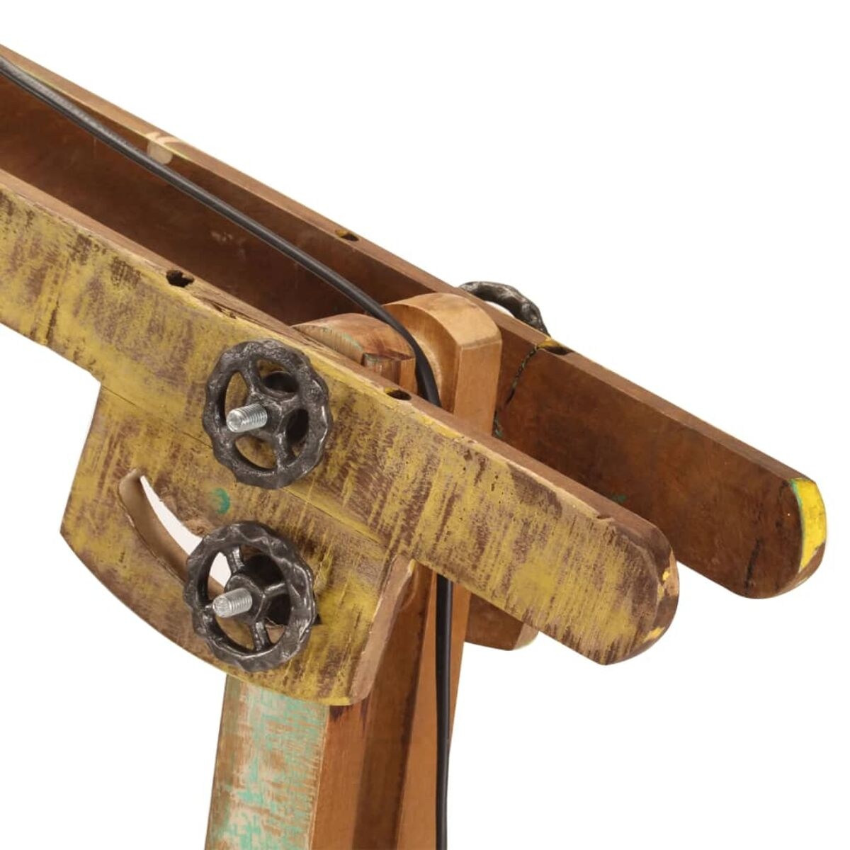 Nahaufnahme einer Holzlampe mit Zahnrädern und Teilen. Es ist abgenutzt und gelb.
