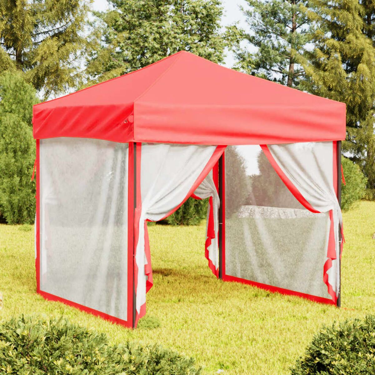 Rotes Zelt mit transparenten Seiten auf grünem Gras. Bäume im Hintergrund.