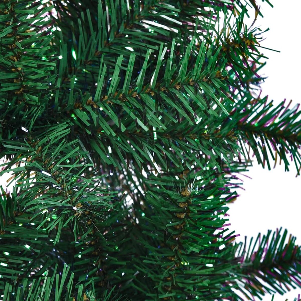 Nahaufnahme eines grünen, künstlichen Weihnachtsbaums. Weißer Hintergrund, Nadeln sichtbar.