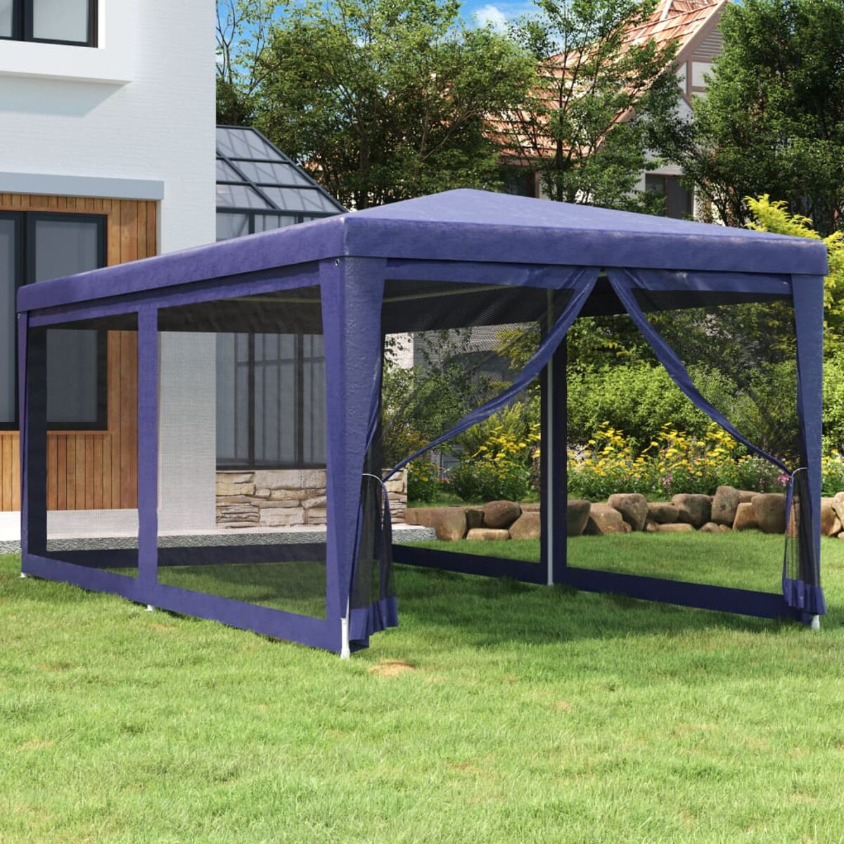 Marineblauer Outdoor-Pavillon. Er hat ein blaues Verdeck, Netzwände und steht auf einer grünen Wiese.