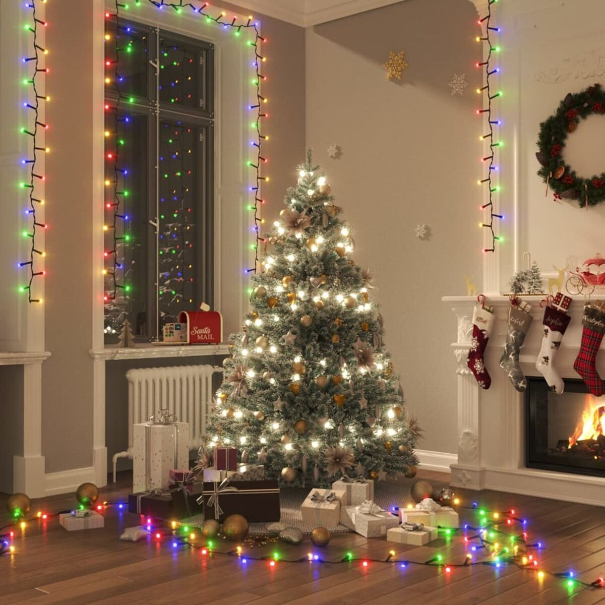 Weihnachtsszene mit Baum, Lichtern, Geschenken und Kamin.