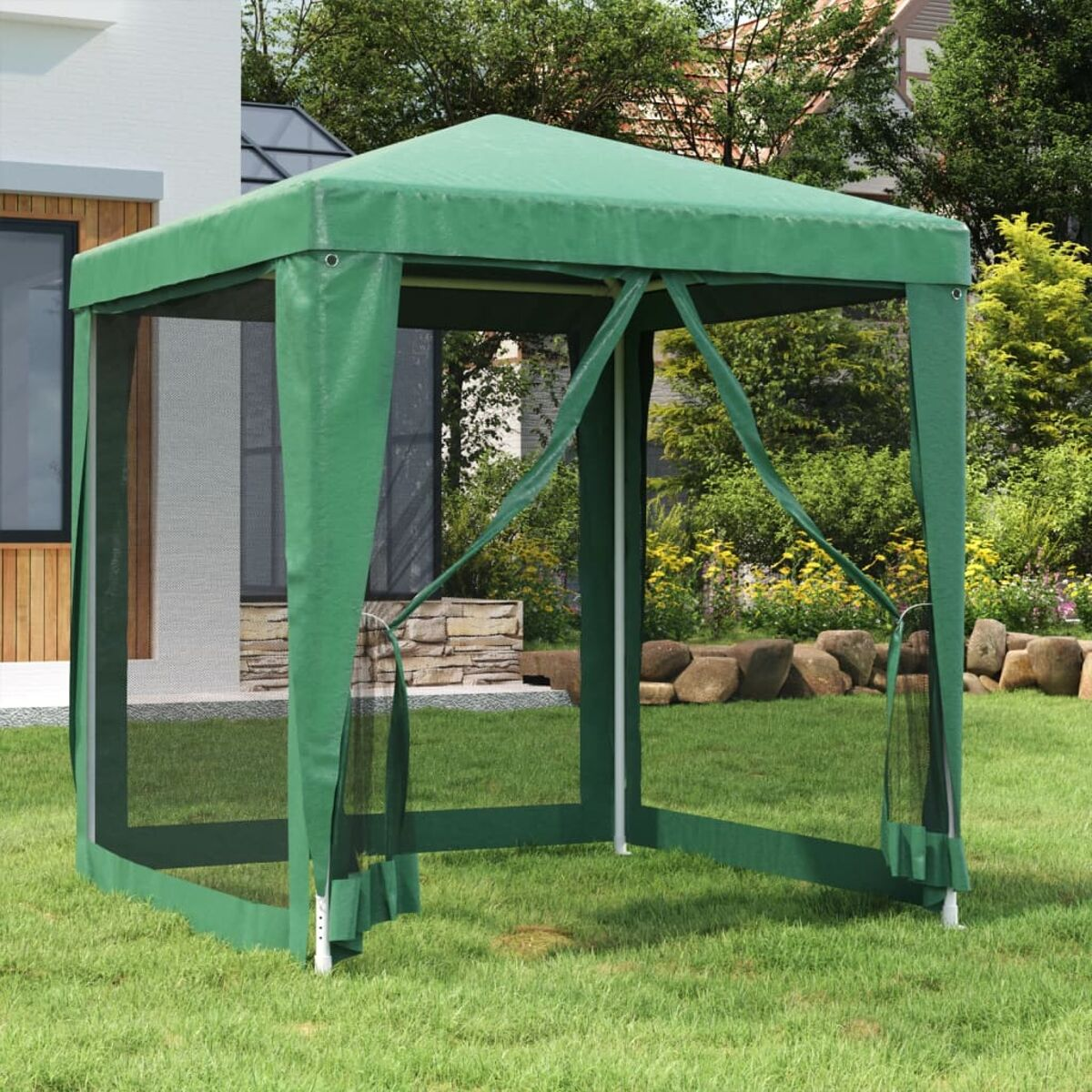 Grüner Pavillon mit Netzseiten auf Rasen. Weiße Pfosten und grünes Dach.
