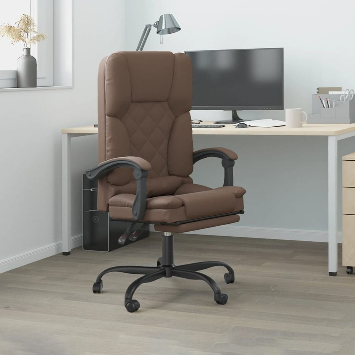 Brauner Bürostuhl mit hoher Rückenlehne, Armlehnen und Rädern. Schreibtisch und Computer im Hintergrund.