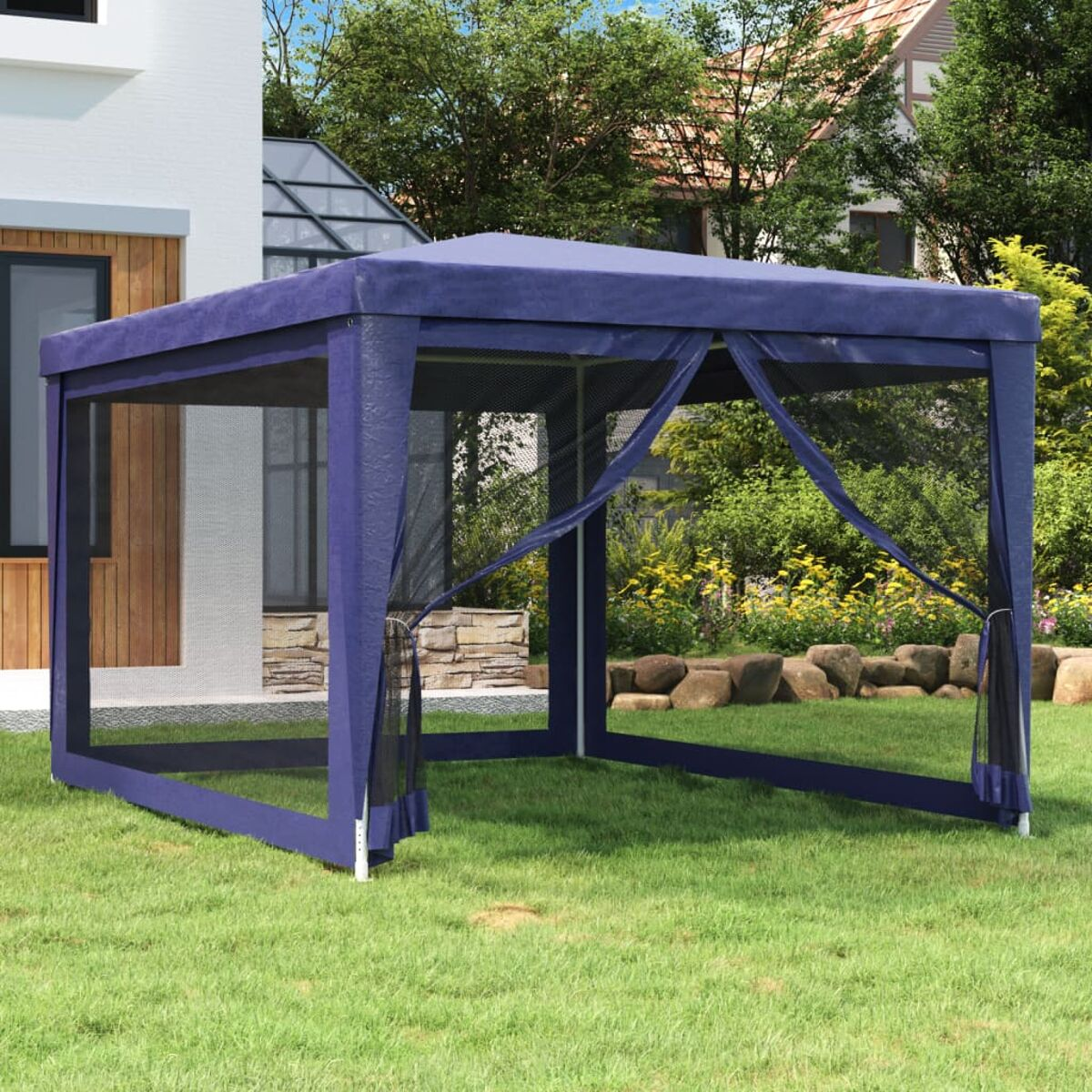Ein blauer Pavillon mit Gittern, weißen Pfosten, auf Gras, mit Haus im Hintergrund.