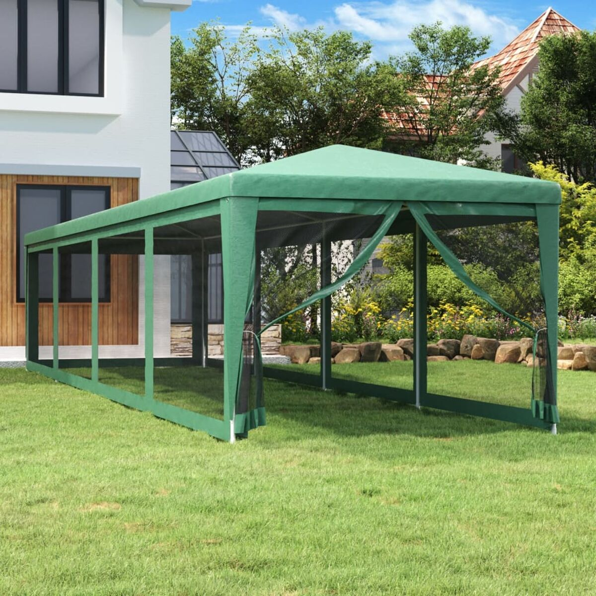 Grüner Pavillon auf Gras mit transparenten Seiten, mit einem Haus und Bäumen im Hintergrund.