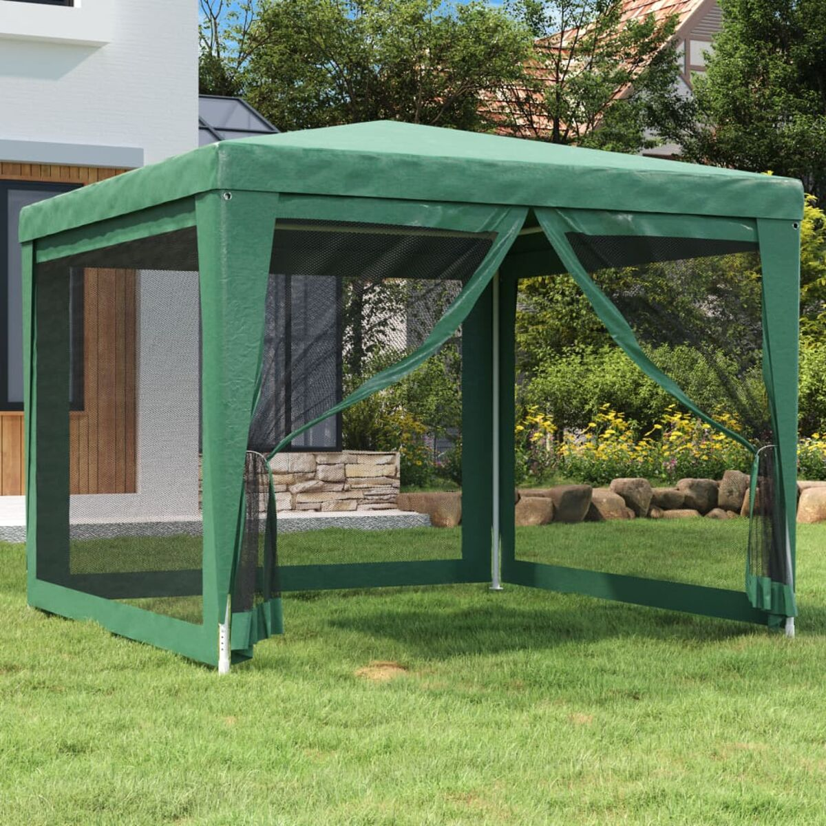 Grüner Pavillon für den Außenbereich mit Netzseiten und einem grünen Dach. Auf Gras aufgestellt.