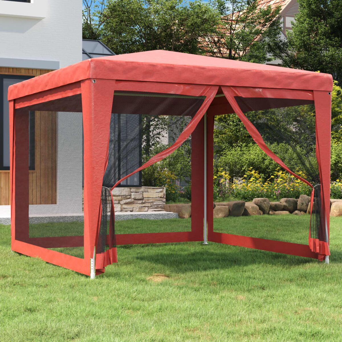 Roter Pavillon mit schwarzen Netzseiten steht auf grünem Gras, im Hintergrund Bäume und ein Haus.