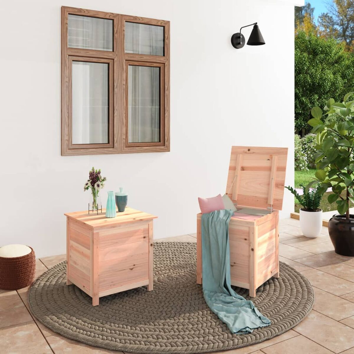 Szene im Freien. Holz-Truhen und Tisch. Fenster, Licht und Teppich.