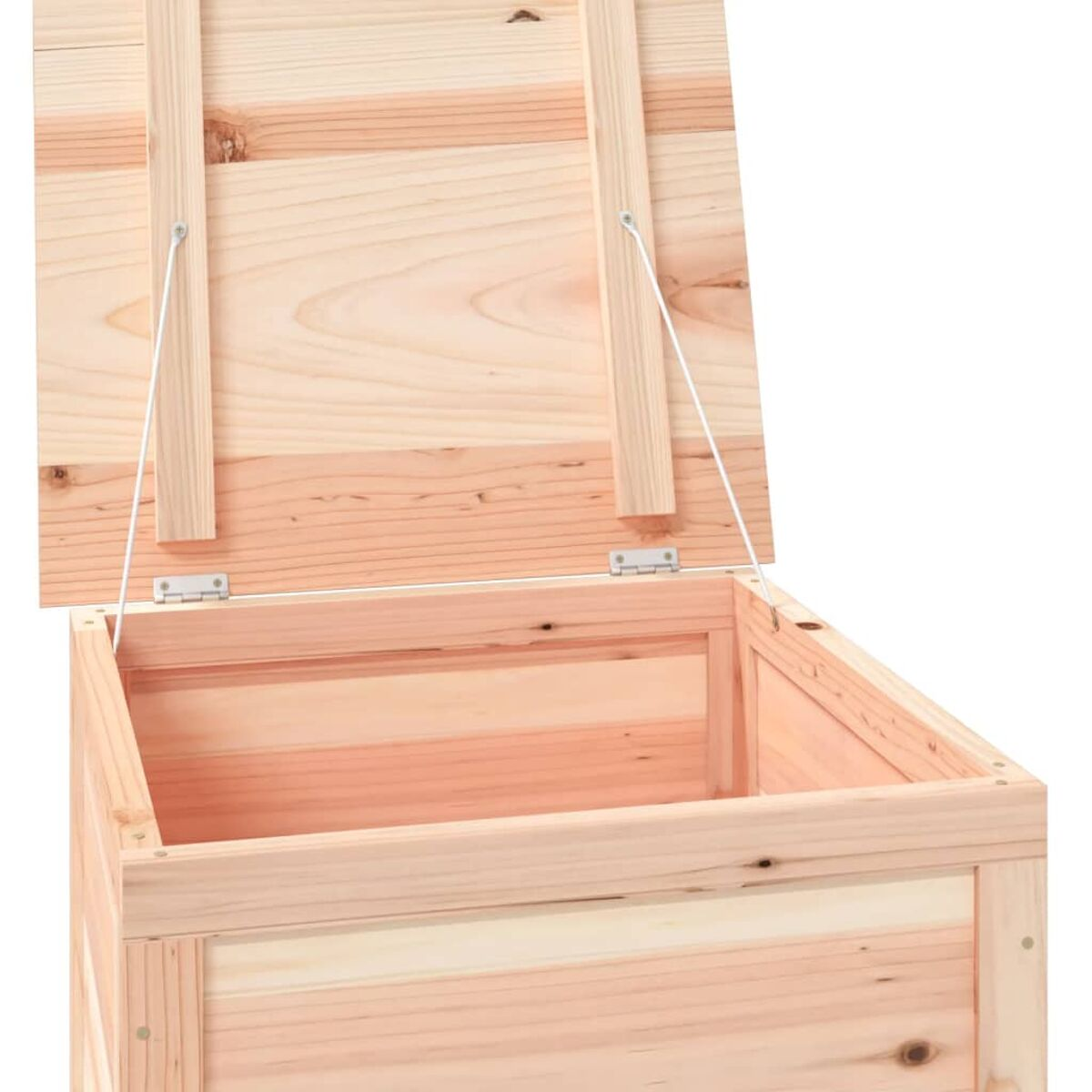Eine Holzkiste mit teilweise offenem Deckel. Das Innere der Truhe ist sichtbar.