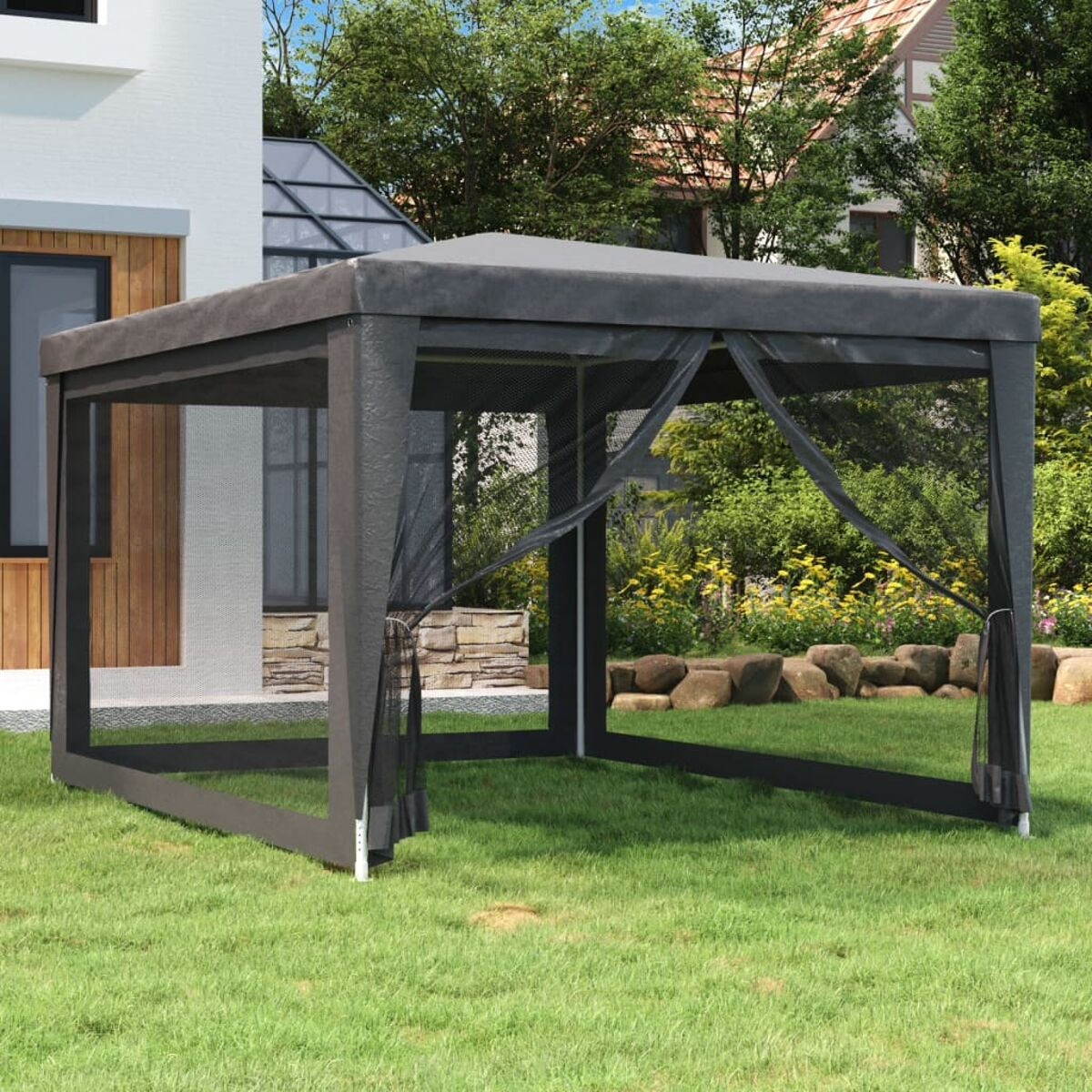 Ein grauer Outdoor-Pavillon auf Gras. Mit Baldachin und Netzwänden, weißer Rahmen.