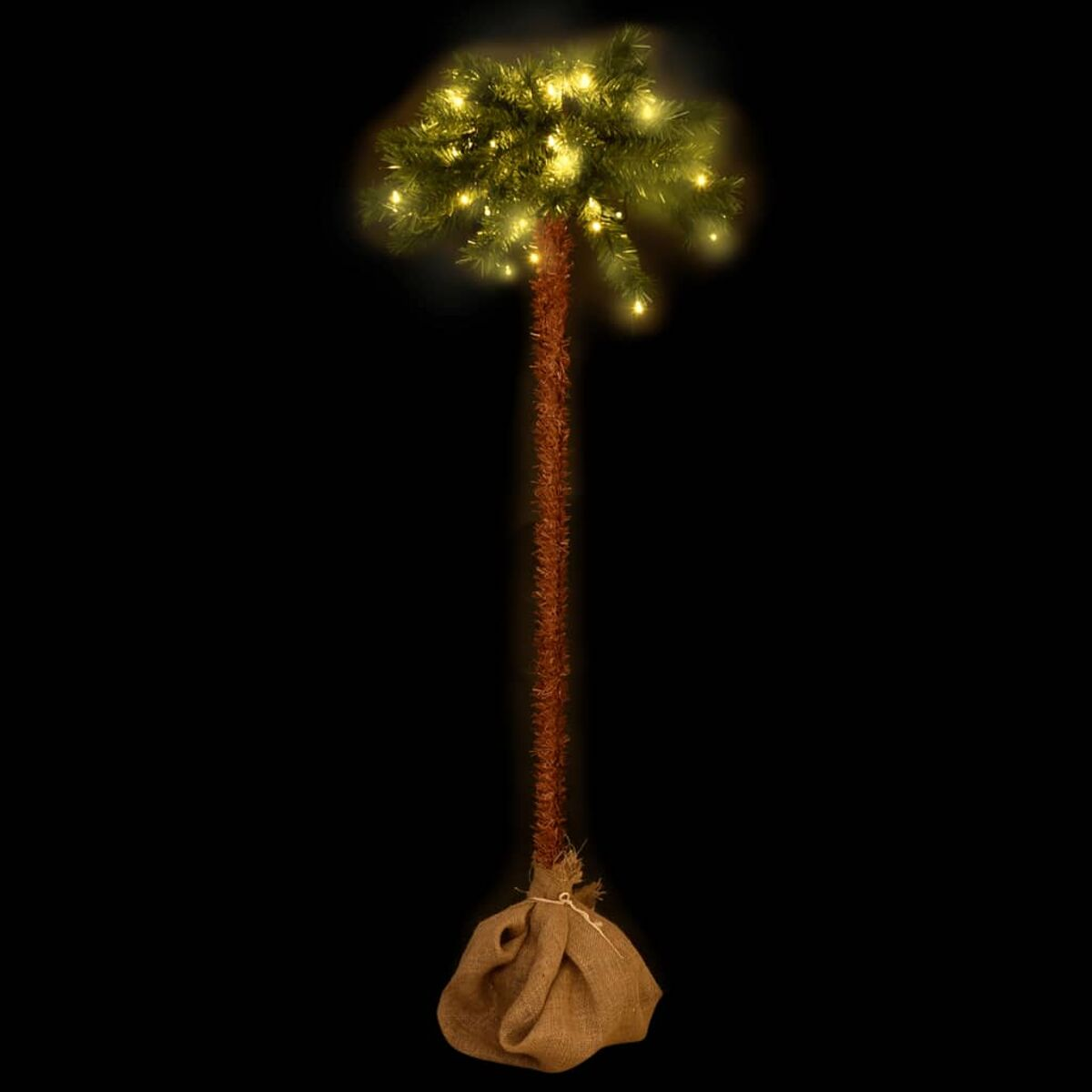 Ein hoher Weihnachtsbaum mit Lichtern, der in einem Jutesack auf schwarzem Hintergrund steht.