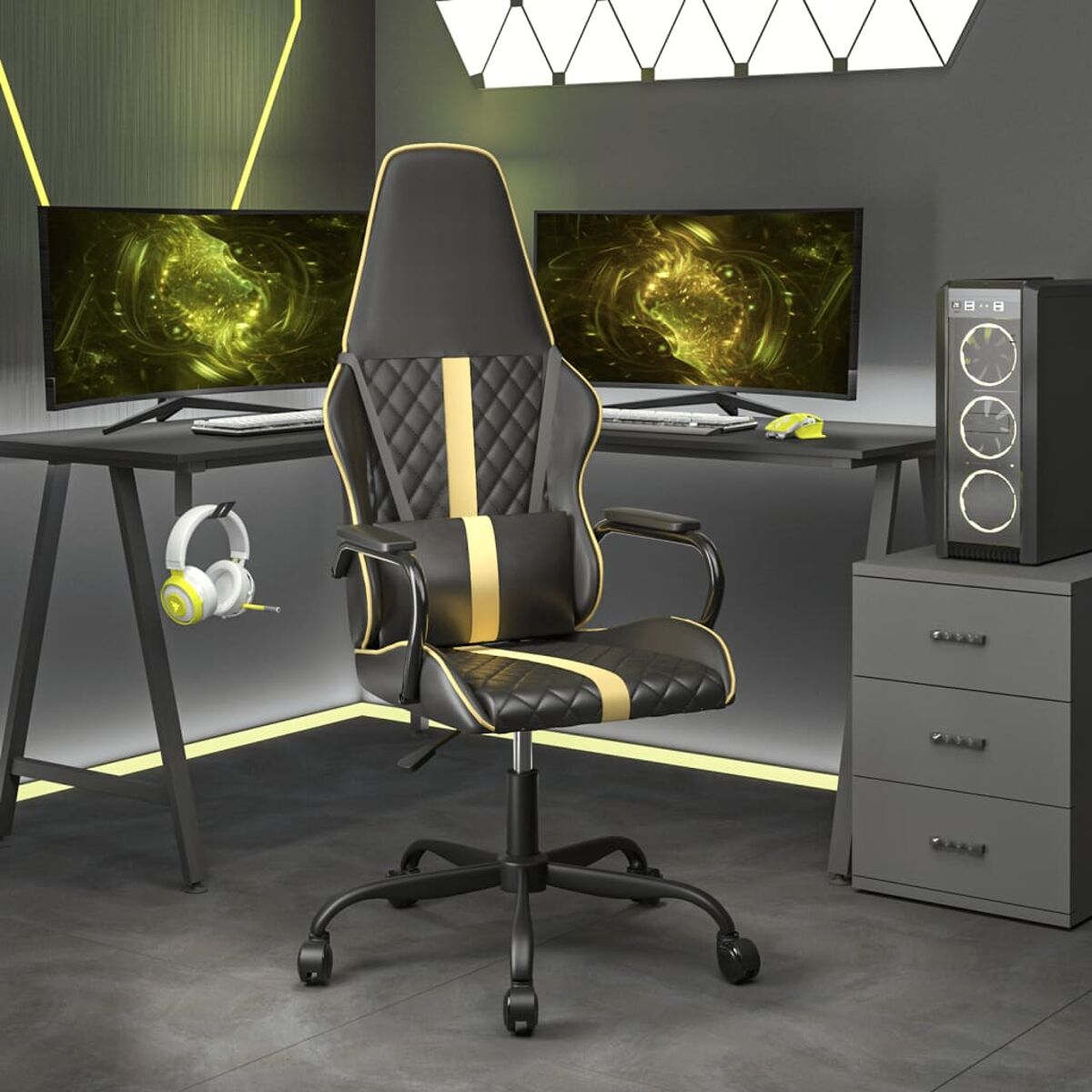 Gaming-Stuhl mit schwarzen und gelben Details. Zwei Monitore und ein schwarzer Schreibtisch.