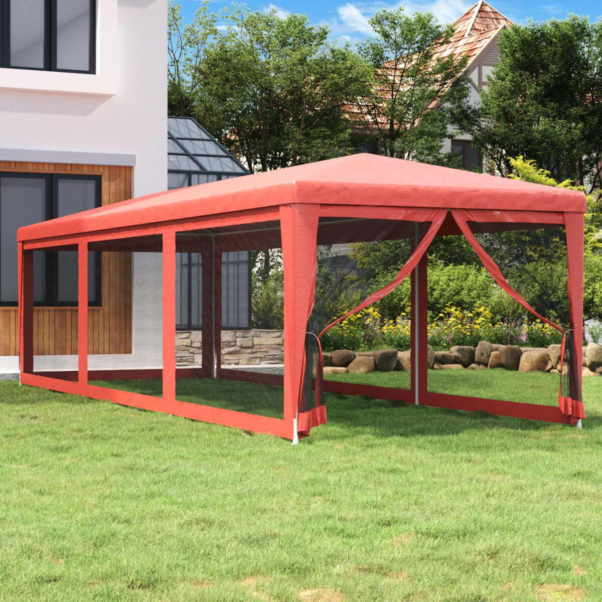 Roter Pavillon auf grünem Rasen. Weißer Zeltrahmen mit Netzseiten. Bäume und Haus im Hintergrund.
