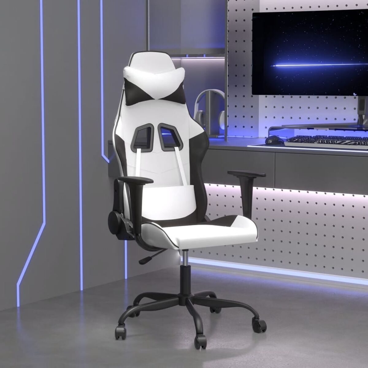 Weiß-schwarzer Gaming-Stuhl in modernem Raum, in der Nähe eines Schreibtischs mit Monitor.