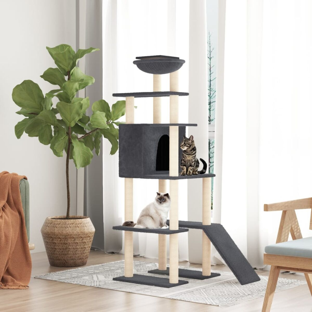 Mehrstöckiger Katzenbaum mit Haus, Plattformen, Rampe und zwei Katzen darin.