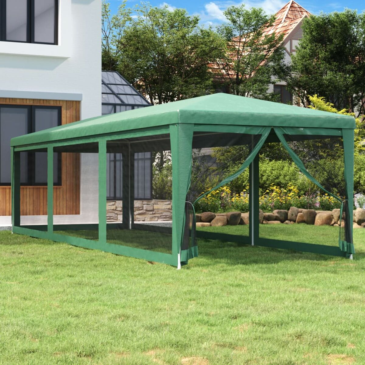 Grüner Outdoor-Pavillon auf Gras, mit Netzseiten, weißen Pfosten und einem grünen Dach.