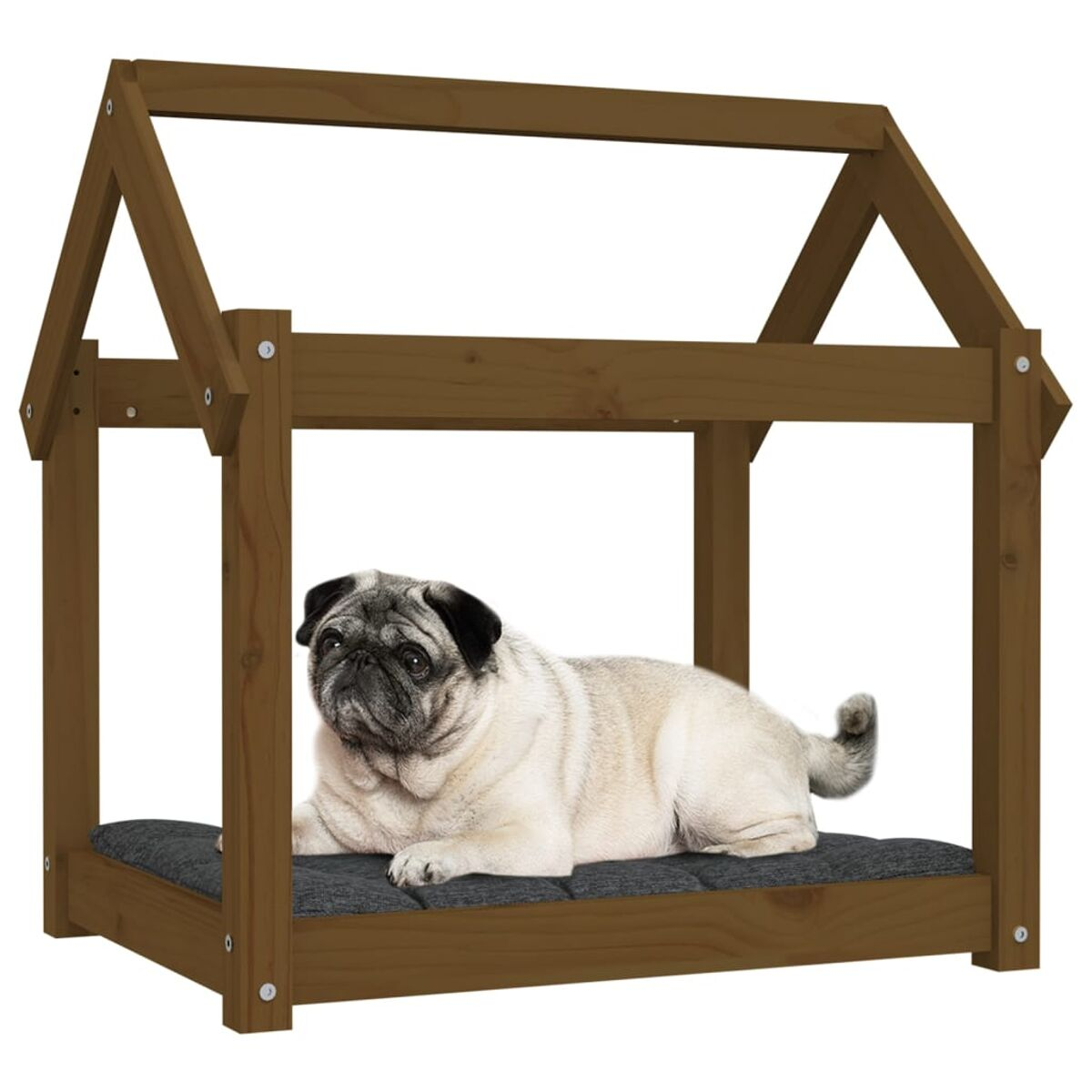 Ein Mops ruht auf einem grauen Kissen in einem braunen Hundehäuschen aus Holz.