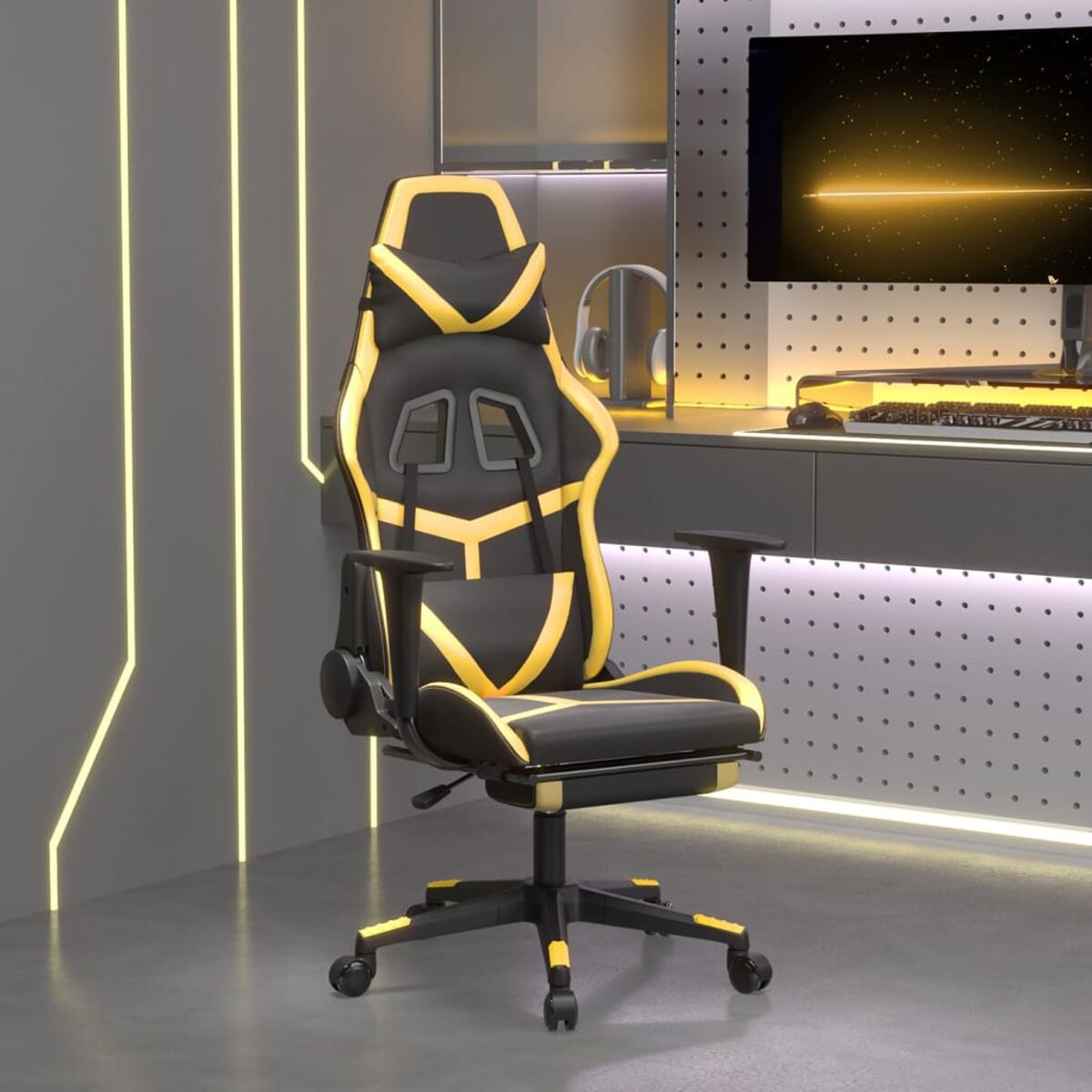 Schwarzer und gelber Gaming-Stuhl in einem Raum. Der Raum hat einen Computer und einen Monitor.