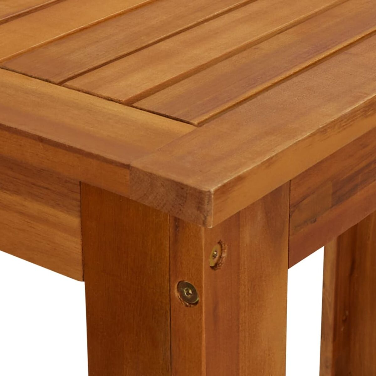 Nahaufnahme der Oberfläche eines Holztisches, die Holzbretter und Schraubendetails zeigt. Warme braune Farbe.