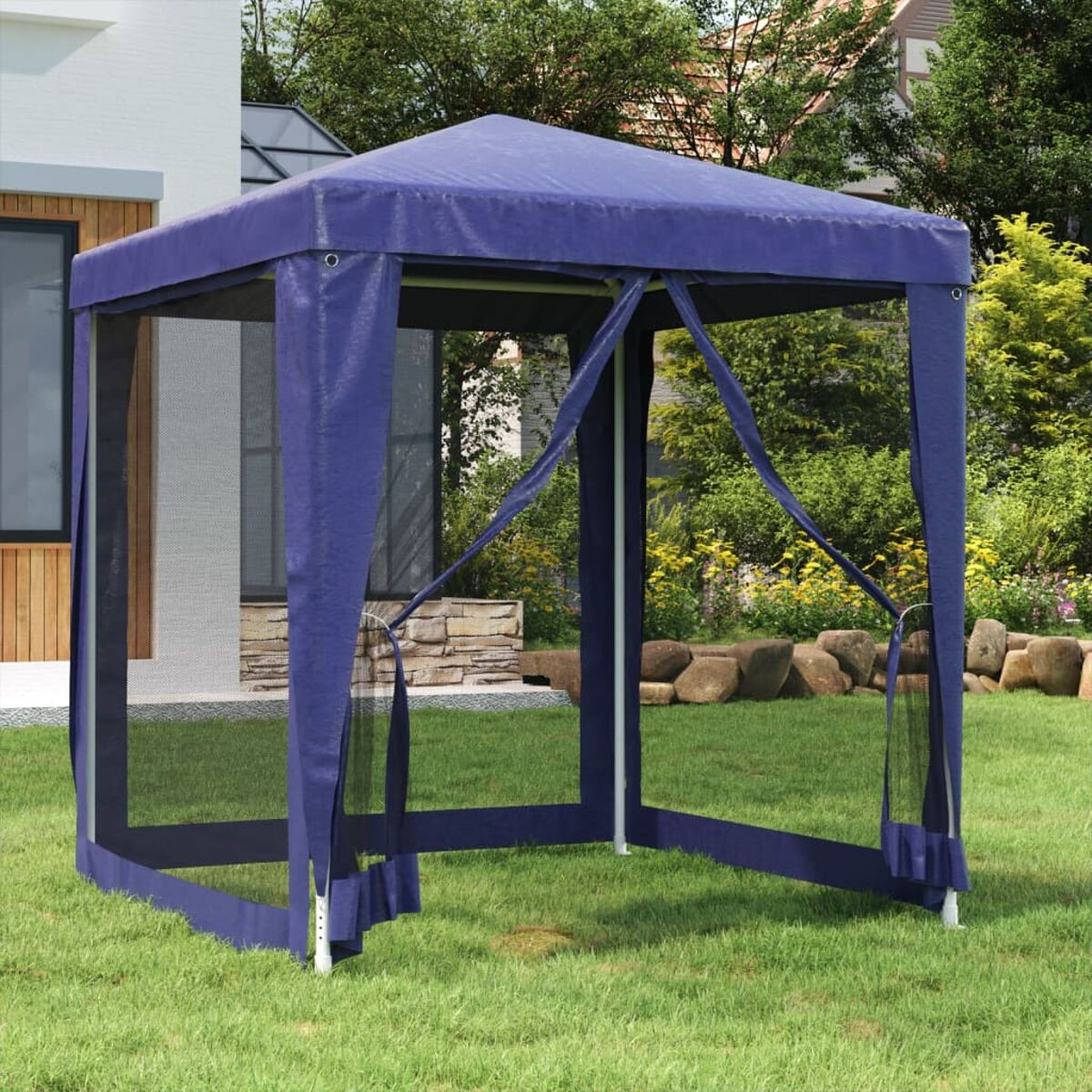 Blauer Pavillon auf Gras, Netzseiten. Hinterhof mit Bäumen und Haus im Hintergrund.