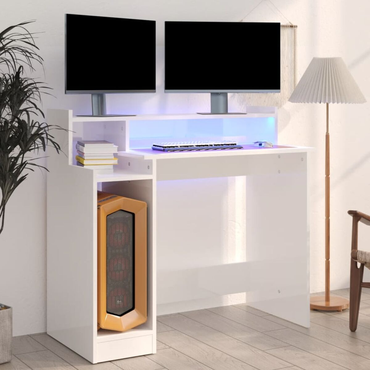 Weißer Schreibtisch mit zwei Monitoren, einer Tastatur und einem Computerturm, moderne Büroeinrichtung.