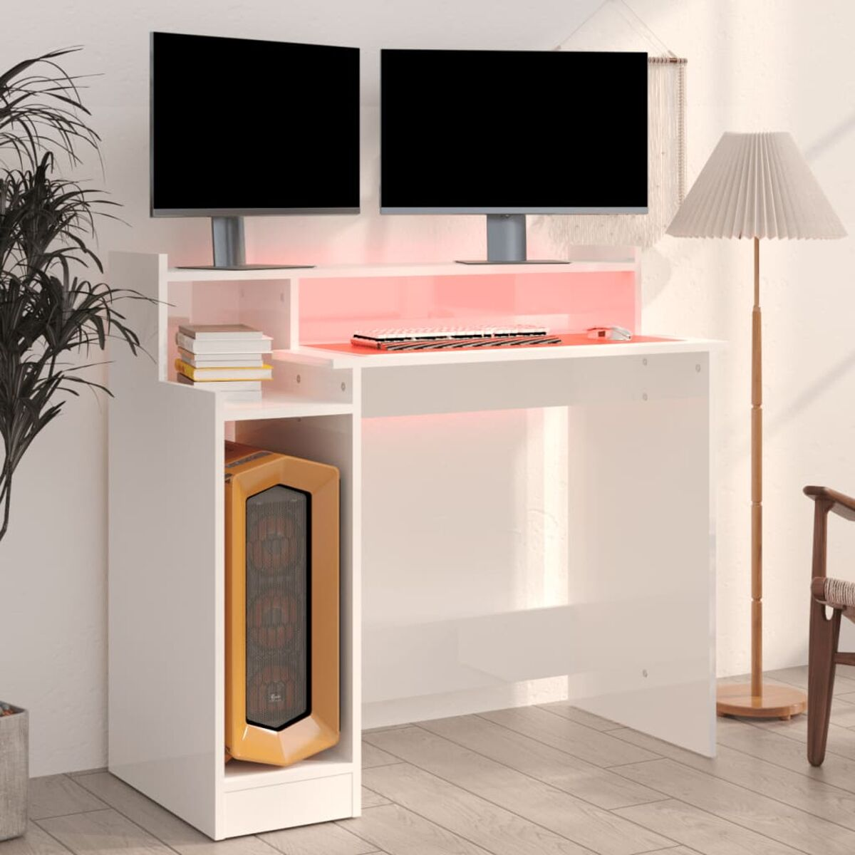 Weißer Computertisch mit zwei Monitoren, PC-Turm und Untertischbeleuchtung.