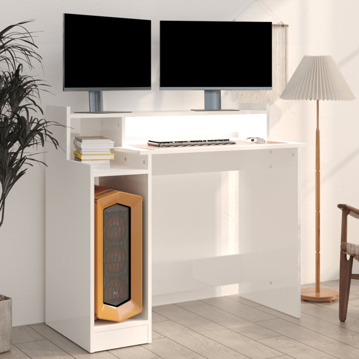 Weißer Computertisch mit zwei Monitoren, einem PC-Tower und einer Lampe. Einfach und funktional.