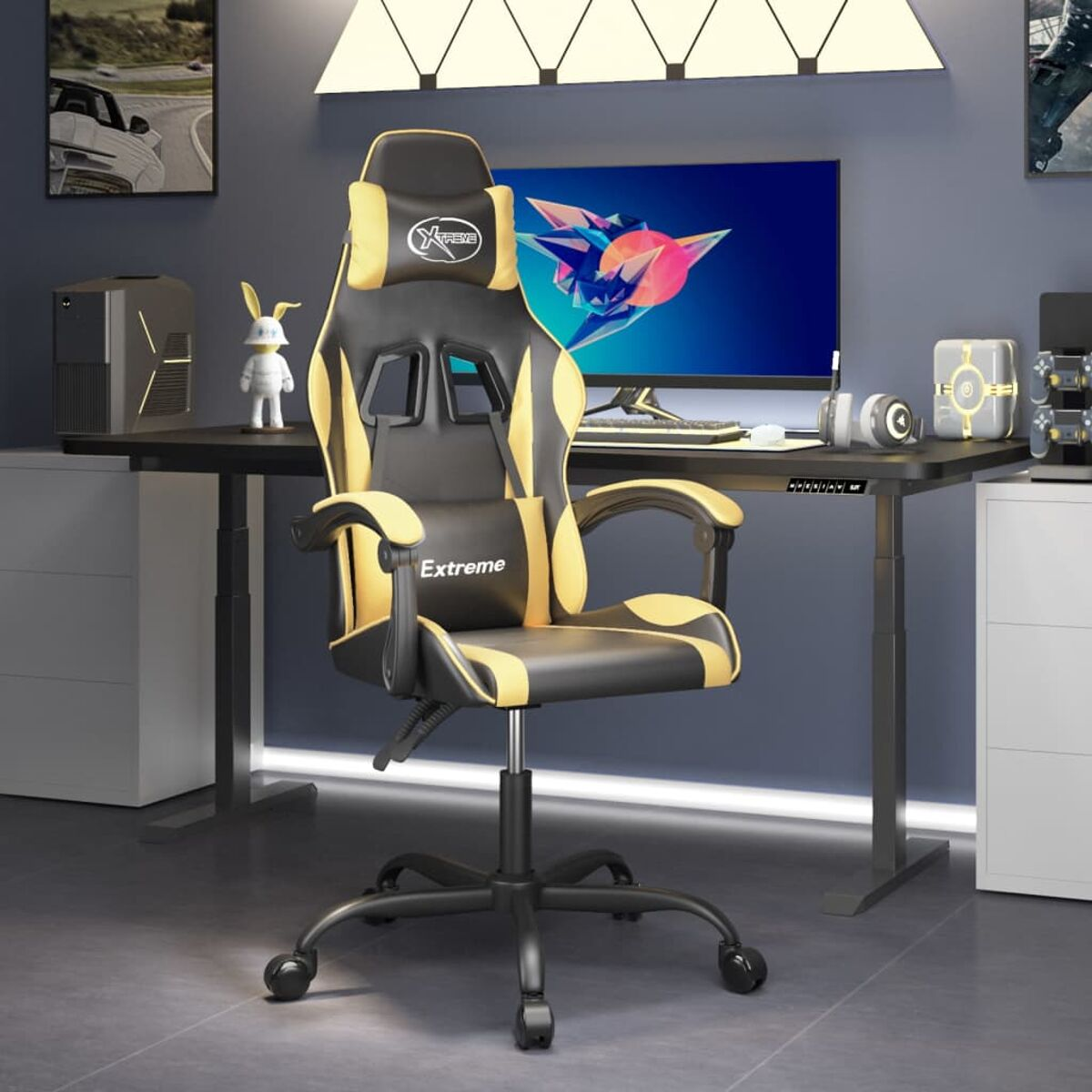 Schwarzer und gelber Gaming-Stuhl in einem Raum. Dunkler Schreibtisch und Computer im Hintergrund.
