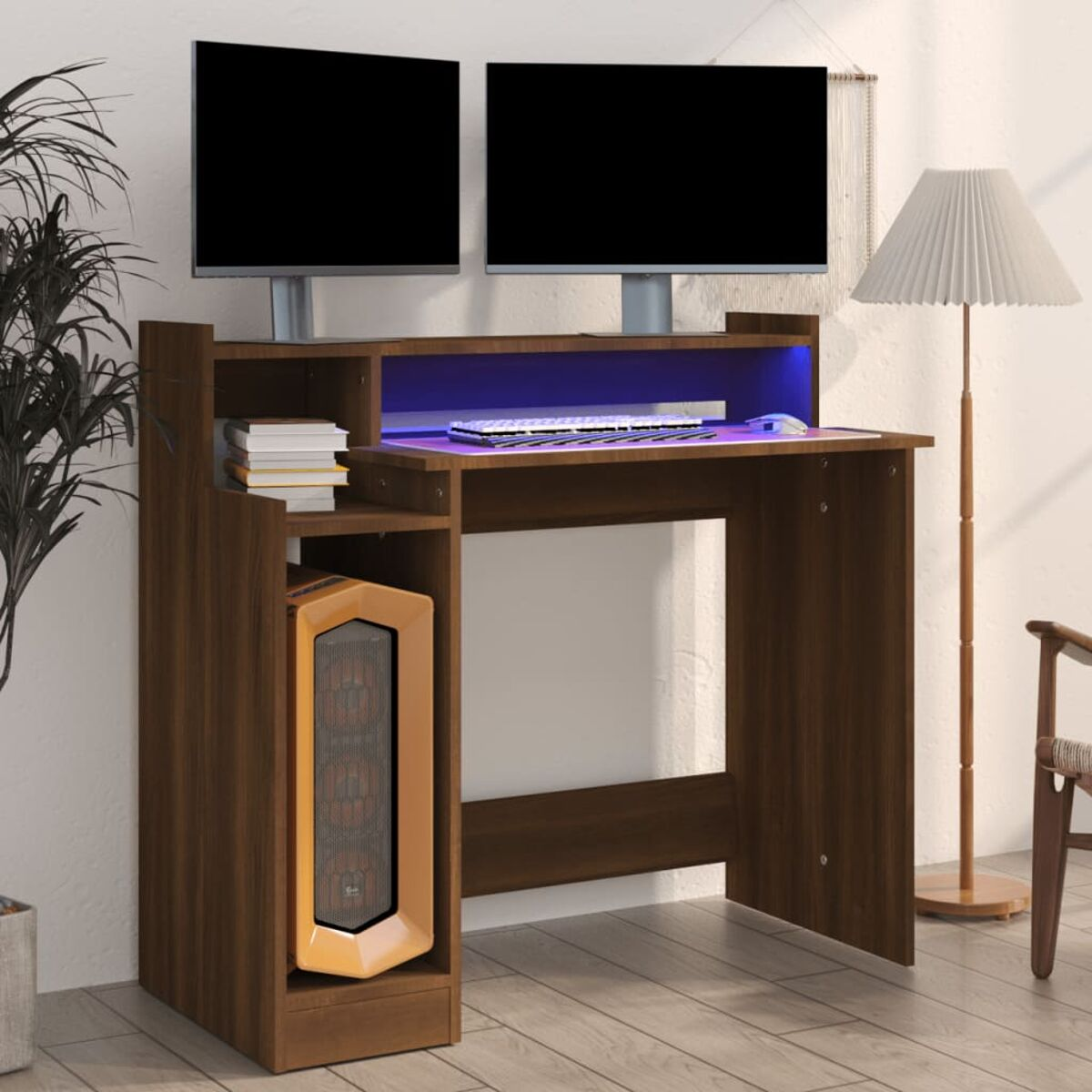 Brauner Computertisch mit zwei Monitoren, Tastatur und PC.