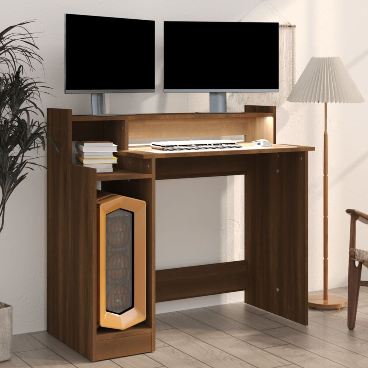 Computertisch mit zwei Monitoren, einem PC-Tower und Zubehör, platziert in einem gut beleuchteten Raum.