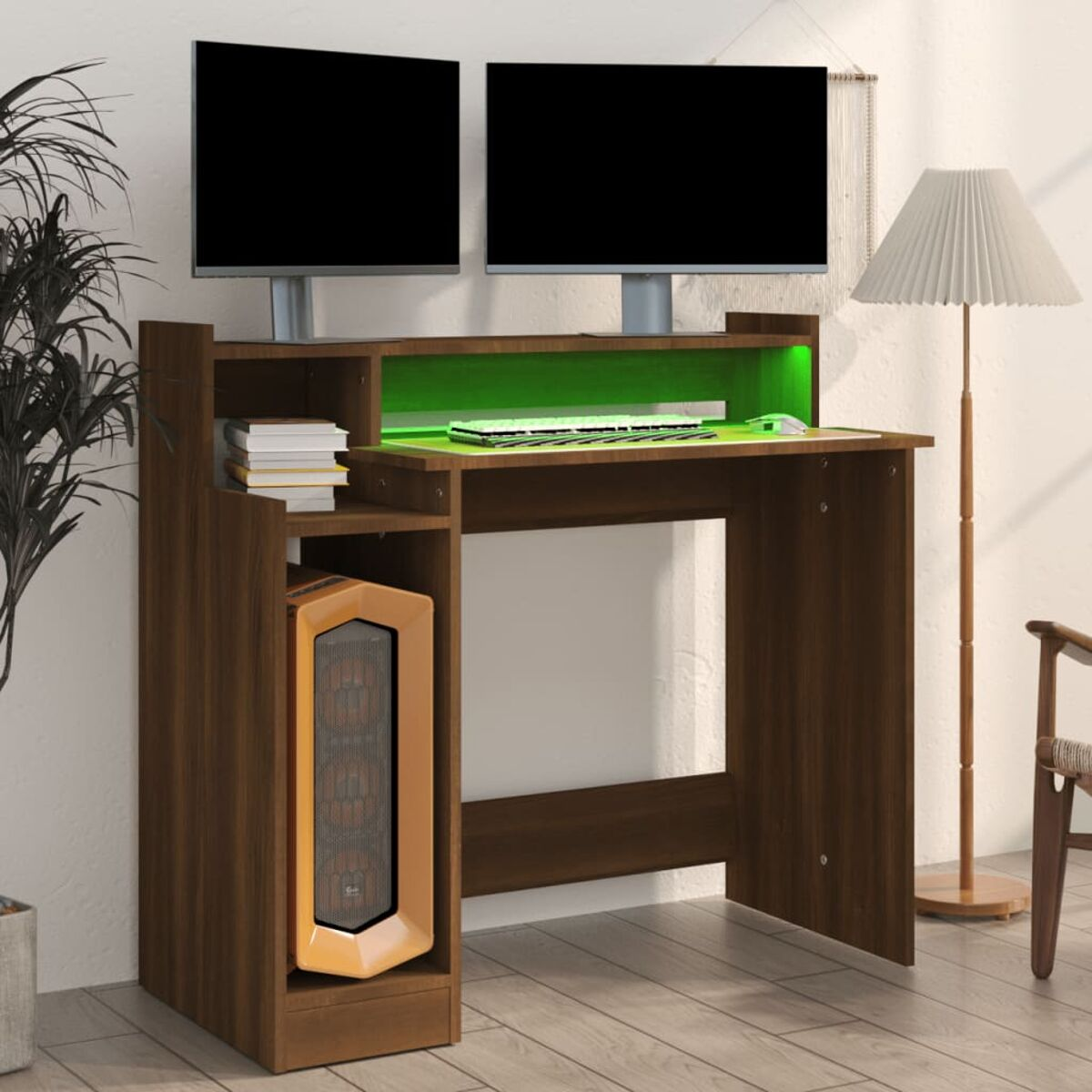 Computertisch mit zwei Monitoren. Holz mit grünem Licht. PC-Tower und Tastatur sichtbar.