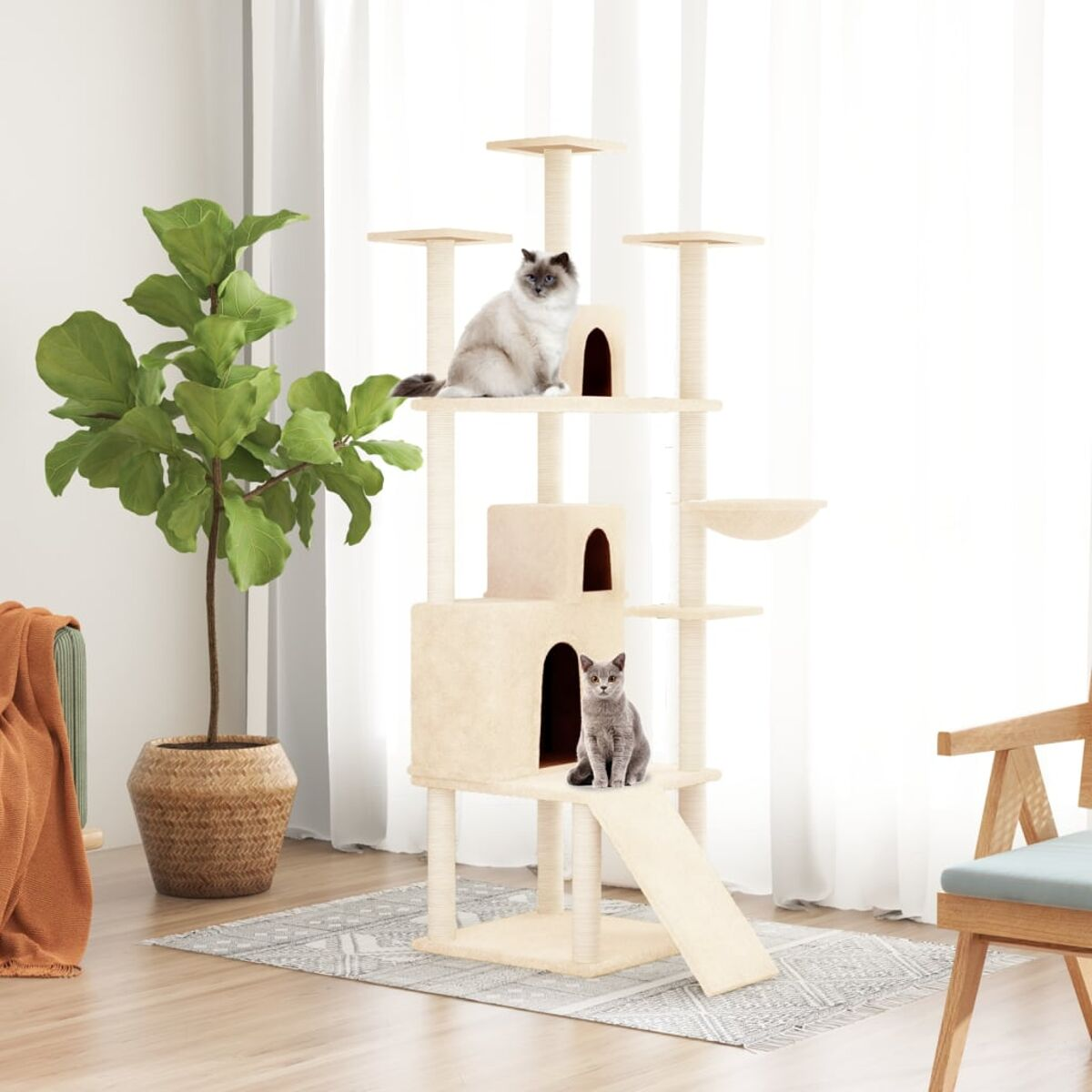 Katzenbaum mit zwei Katzen, mehreren Ebenen, beige, auf hellem Hintergrund.