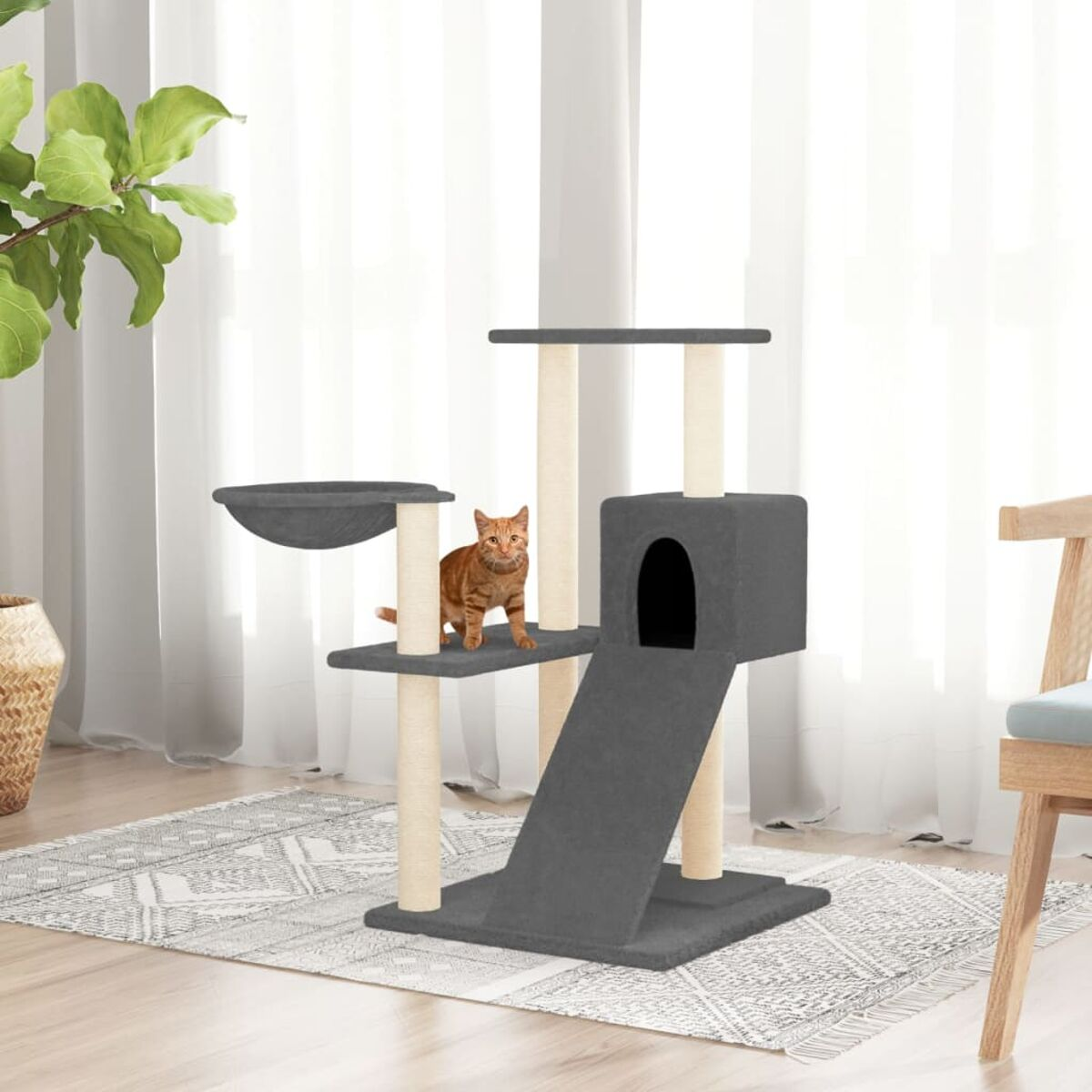 Katzenbaum mit Katze. Graue Plattformen, beige Pfosten, Katze in Orange. Weiß.